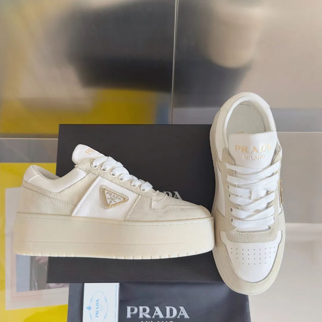 👟👟Ex-factory price 660👟👟 Top version Prada Latest Downtown Bold series Thick sole Platform shoes Triangle logo Casual sneakers White shoes Original purchase and development Production Downtown Bold sneakers are inspired by basketball shoes in the 1980s, with sporty design and exquisite details. Crafted from perforated leather, the statement platform sole provides a unique, modern style. The Prada logo is interpreted from different angles, decorated with the iconic enamel-coated triangular metal logo, highlighting the unique classic style. Exquisite packaging at the delivery counter🛍📦 ▪️Fabric: Original custom imported first-layer cowhide ▪️Inner lining: Original imported soft sheepskin ▪️Outsole: Original molded ultra-light foam material ▪️Sole thickness: 4.5CM ▪️Size: Women's 35-40